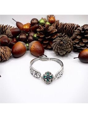 Floral Bangle Snap Bracelet with 18mm Celtic Emerald colored cross snap!  NWT